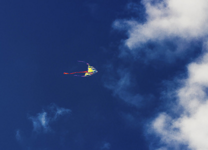 多彩风筝在天空中飞翔图片