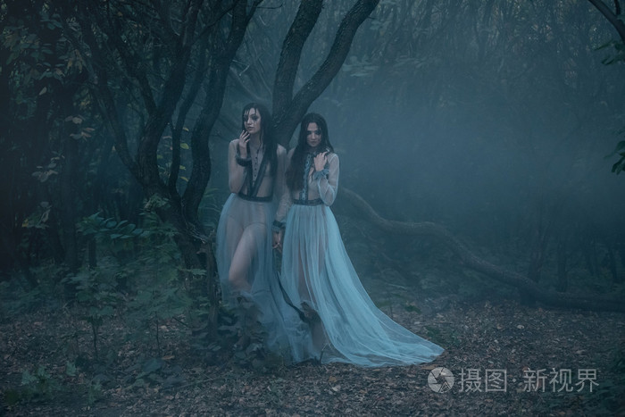 留着黑色长发的神秘女士走在阴森的树林里