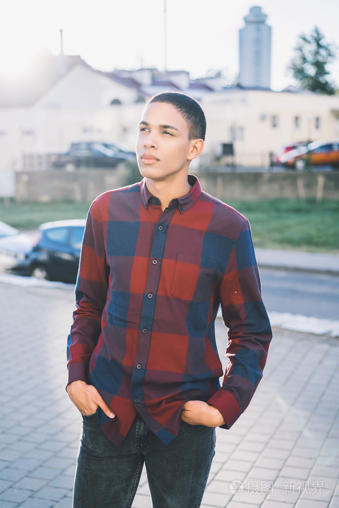 男子站在现代城市的背景下