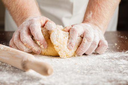 自制烤,厨房场景展示黄油, 面粉, 糖和照片