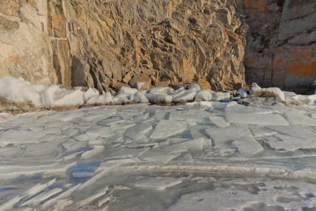 大块的冰裂缝图片