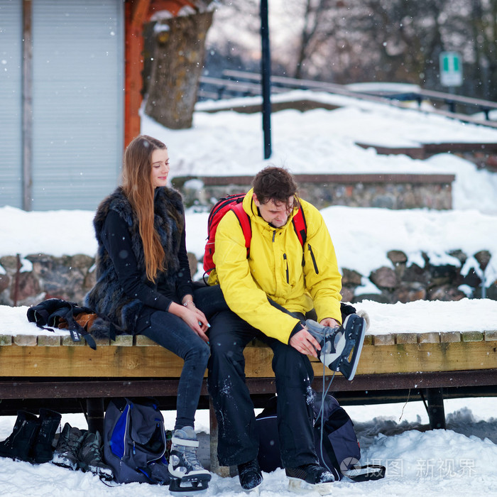 年轻的姑娘和同伴穿着溜冰鞋特拉凯