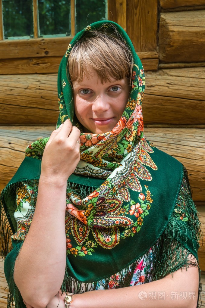 在一条围巾的俄罗斯女人的画像