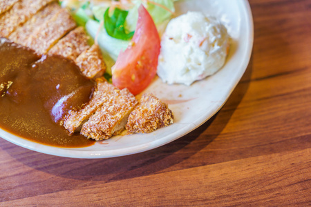 日本的食物风格日式烤鸡配米饭图片