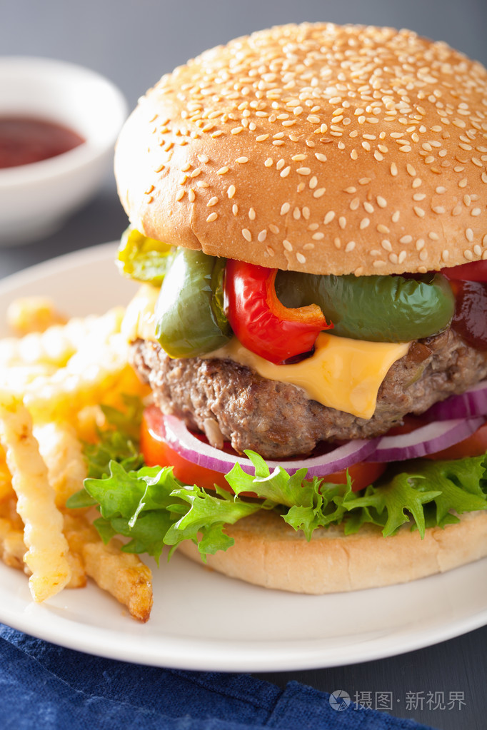 自制奶酪汉堡配辣椒番茄洋葱