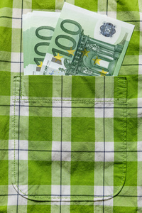 欧元纸币在衬衫口袋里图片