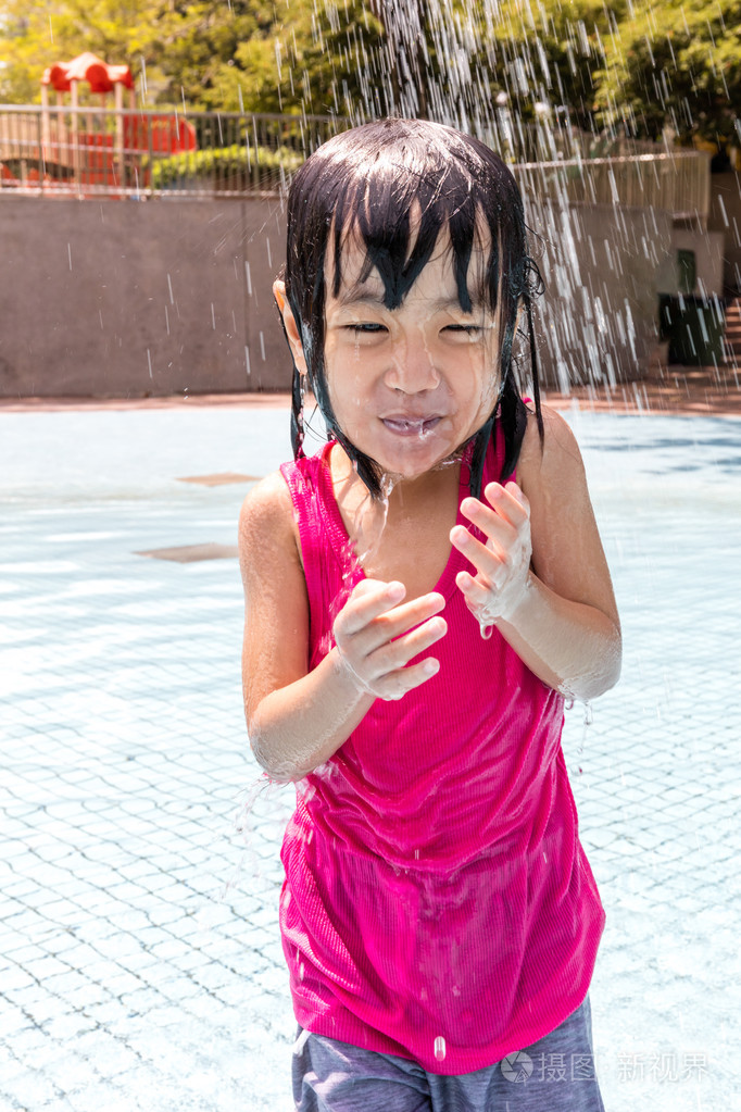 亚洲的中国小女孩在水池附近洗澡