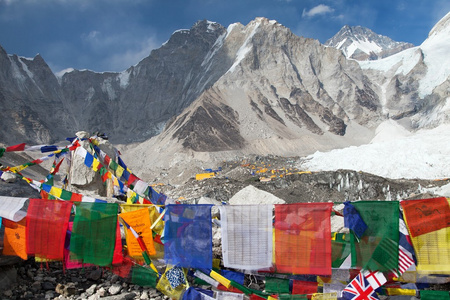 从珠穆朗玛峰大本营观看祈祷旗图片