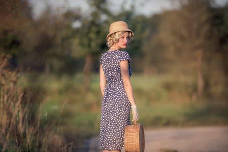 女人公园里的大型乡村别墅英国乡村豪宅和花园木制门将乡村的家里英国