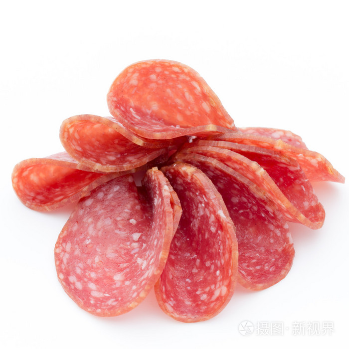 萨拉米香肠烟熏的香肠切片孤立在白色背景