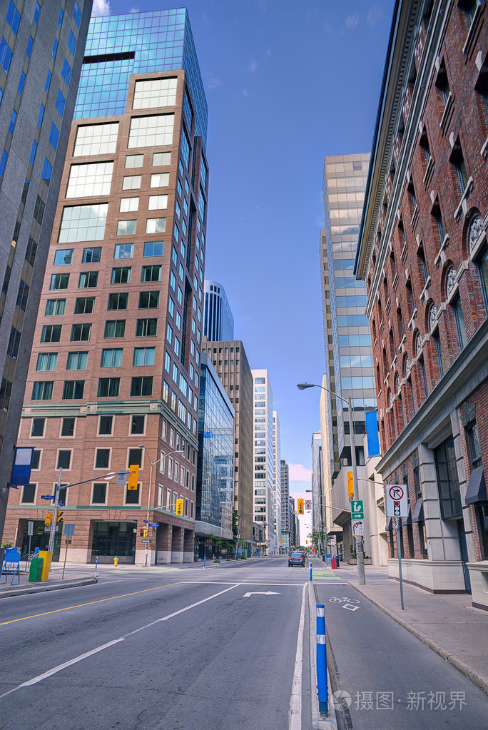 在早晨城市场景街道视图