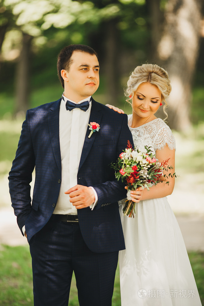 新娘和新郎的婚礼照片