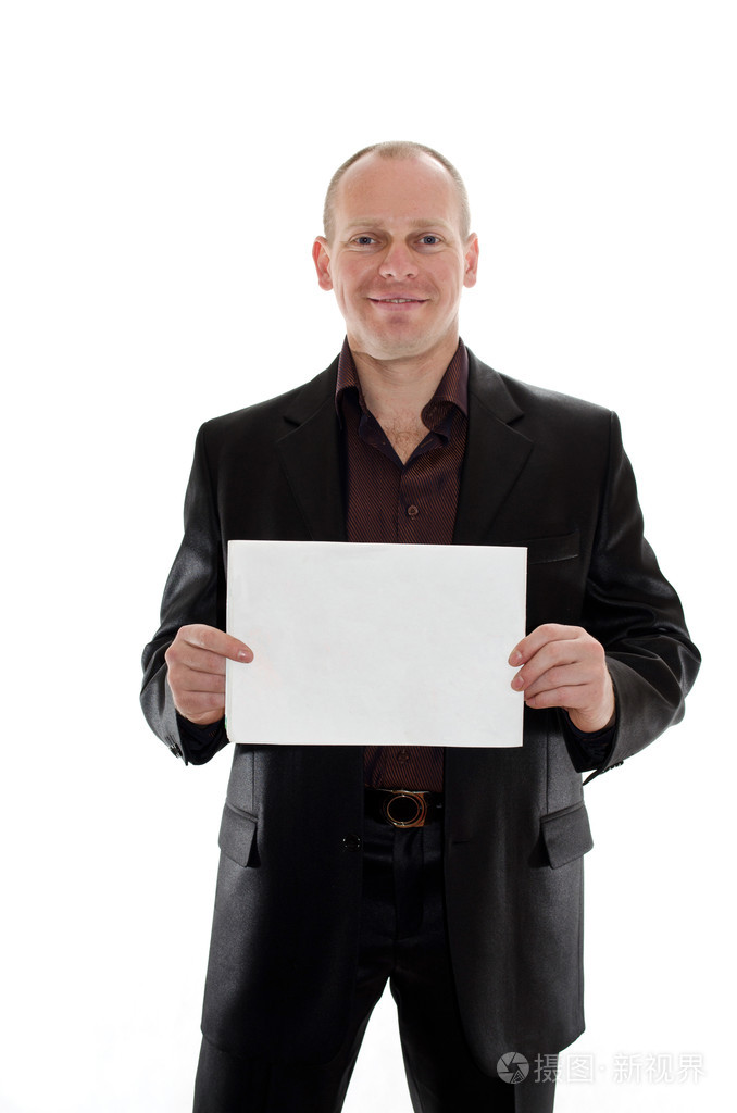 成年男子手持一张空白的纸它的手
