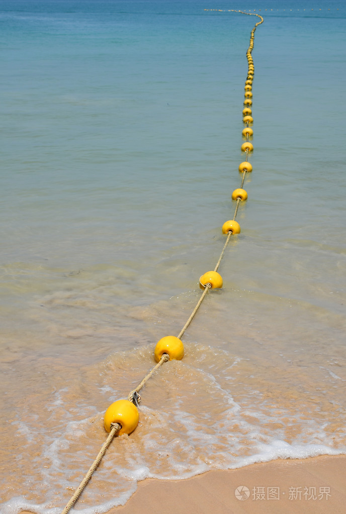 海水中的黄色浮标