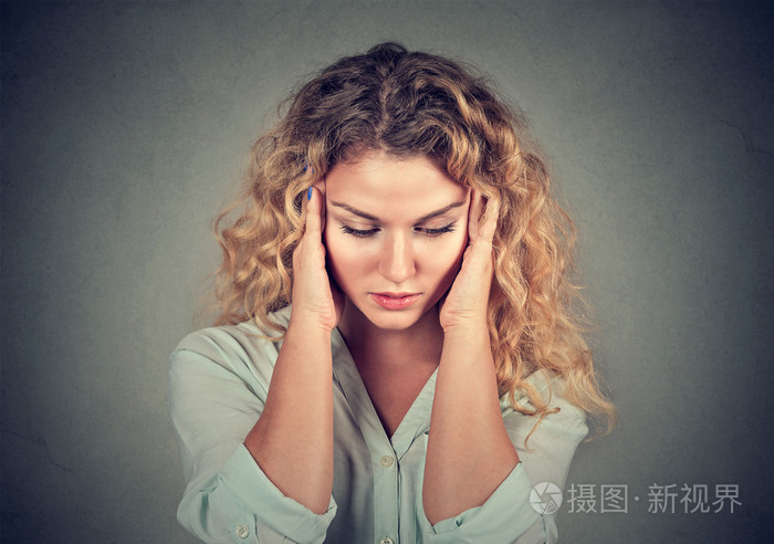 悲伤的女人担心强调俯视的表情