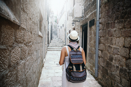 背包旅行行走在古城街道的女人图片