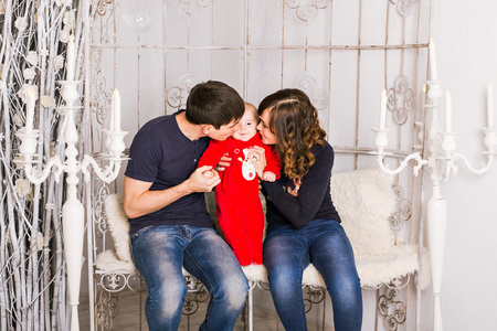 家庭爱情观亲吻新生婴儿的父母.家庭爱情观照片