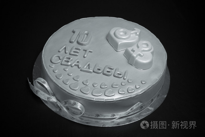 用胶泥在黑色背景上的灰色蛋糕定了调子