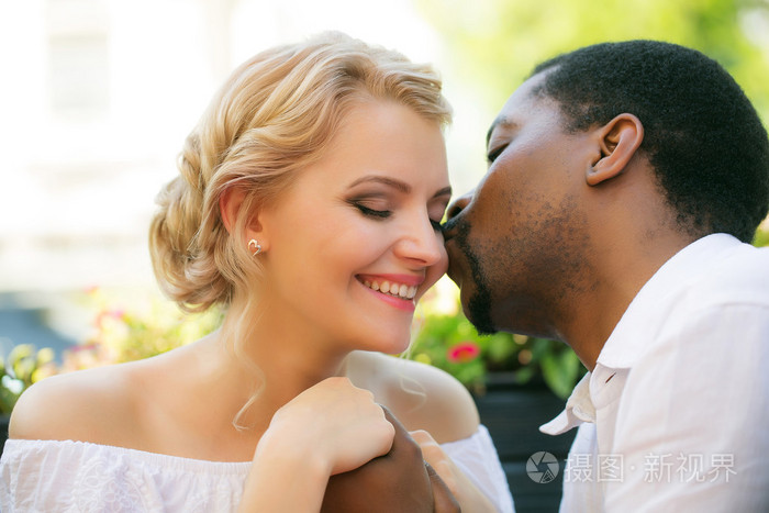 英俊的男人吻漂亮的女孩