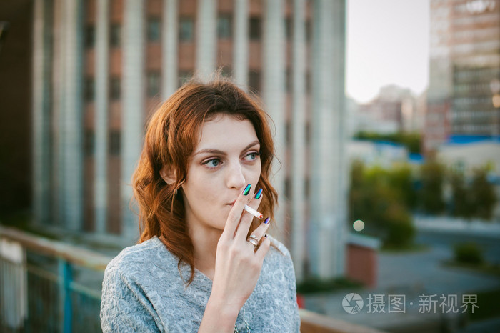 街拍女孩 抽烟图片