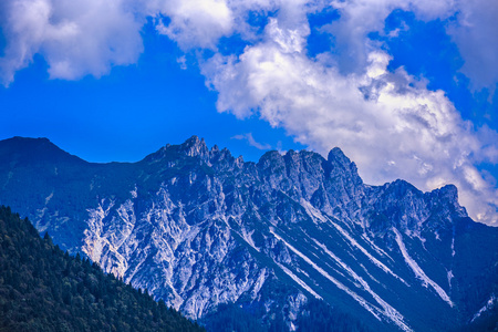 在阿尔卑斯山的山峰戏剧性合影图片