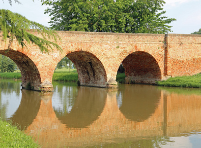 用红砖砌成的旧拱桥照片