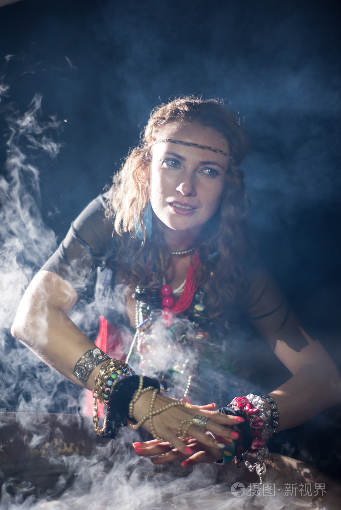 很多女巫手上的护身符.在锅中煮沸长生不老药.