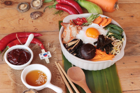 石锅拌饭韩国食物很美味木背景图片