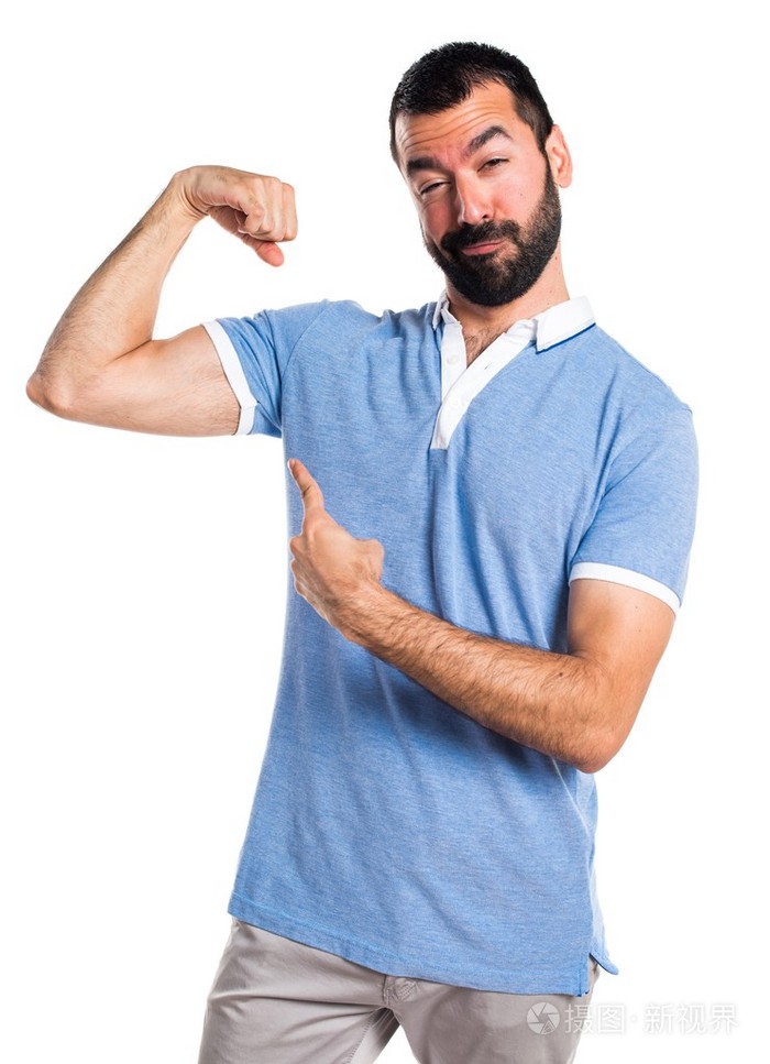 做强手势的蓝衬衫的男人
