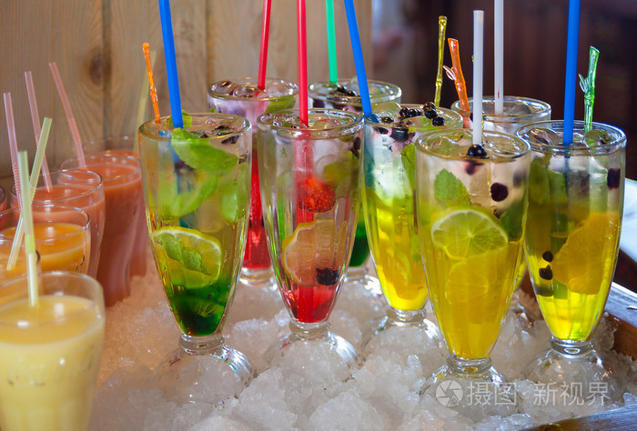 喝冰镇的饮料是由天然水果