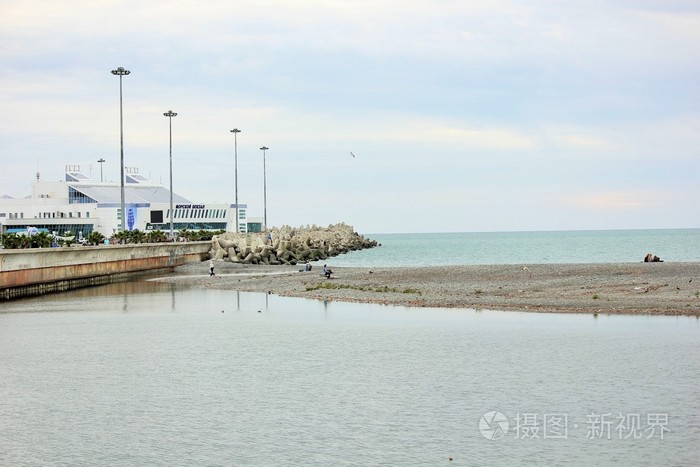 俯瞰大海和沙滩的海军基地