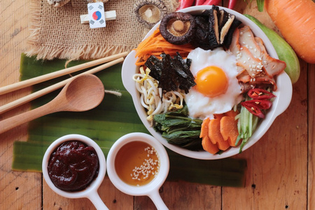 石锅拌饭韩国食物很美味木背景图片