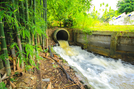 污染的小河排水管道进一条小河照片