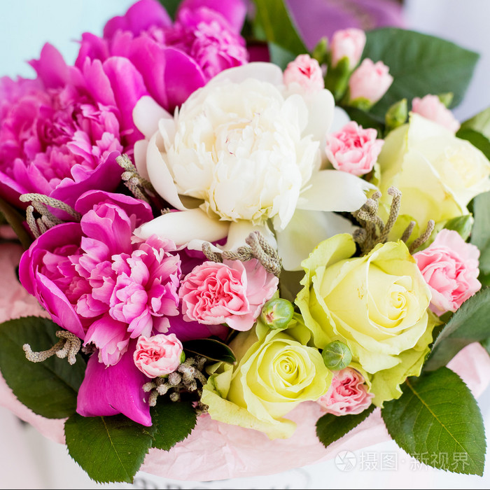 亮色的束美丽的玫瑰和牡丹