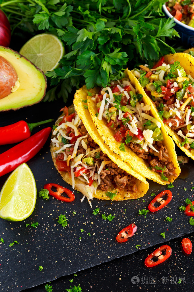 墨西哥菜美味taco壳碎牛肉和自制的莎莎