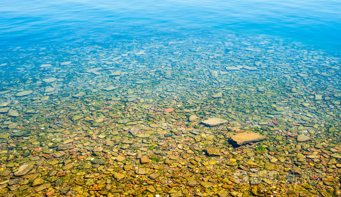 与岩石底部透明浅水