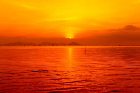 活动背景橙色七彩的晚霞,在海上,橙色的天空背景.户外活动照片