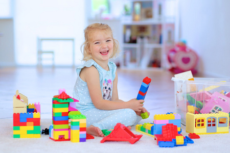 小女孩在室内玩建筑砖图片