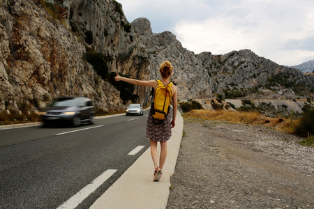 女孩用拇指搭便车了图片