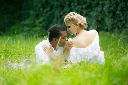 浪漫的情侣拥抱在草地上图片