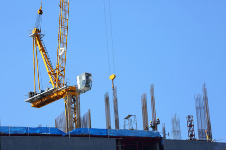 在建筑行业的施工现场机械起重机照片