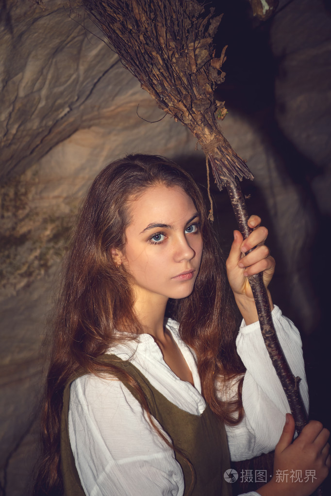 年轻漂亮的女巫,在她的洞穴