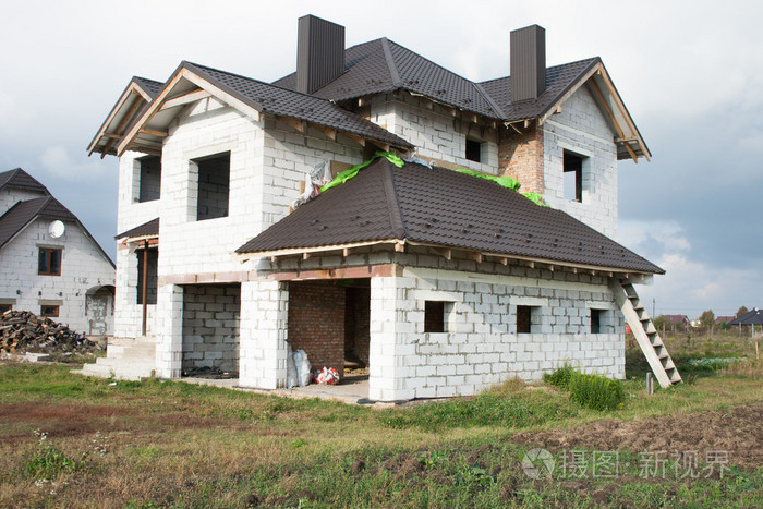 照片 一个单一的家庭住宅在建.没有整理的房子在屋里工作.jpg