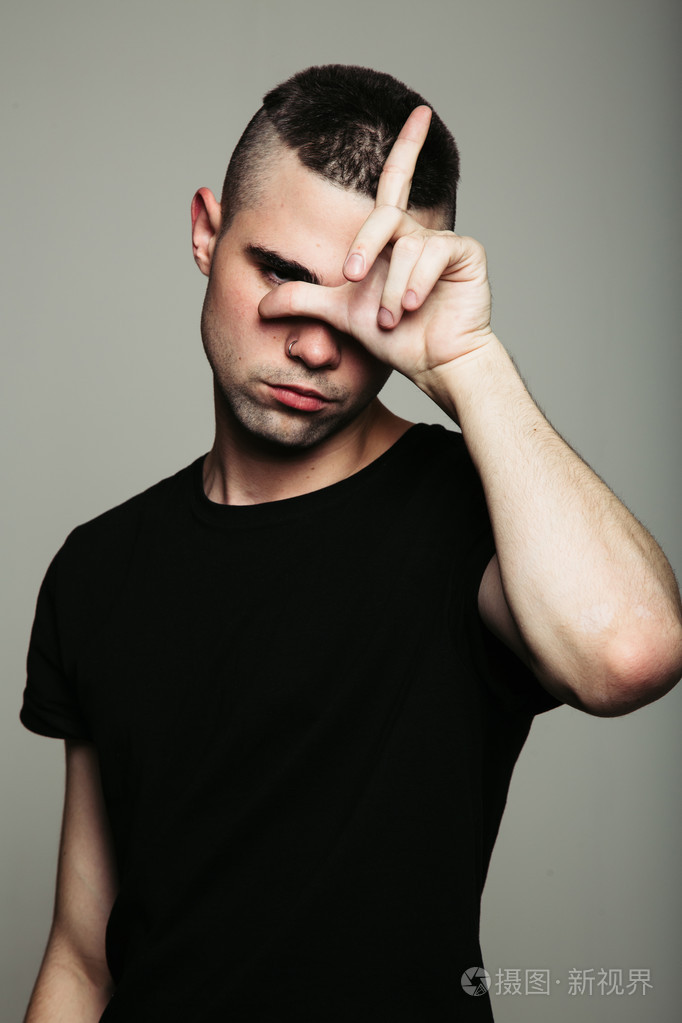 显示失败者标志的家伙