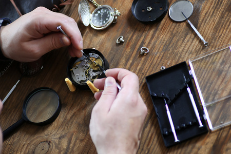 破碎的钟表图片