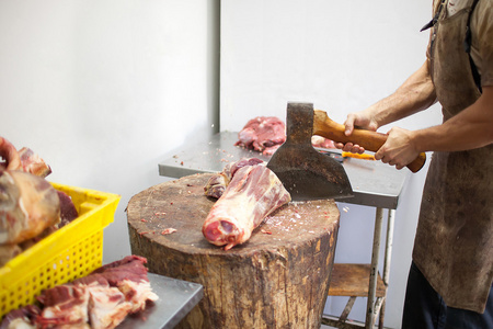 用斧头砍肉的屠夫插画