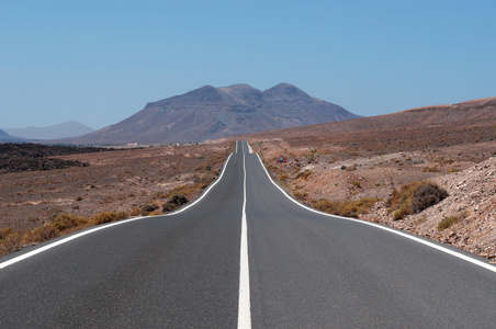 罗的道路上的柏油路可以看到沙漠和景观, 波佐·内格罗是一个远照片