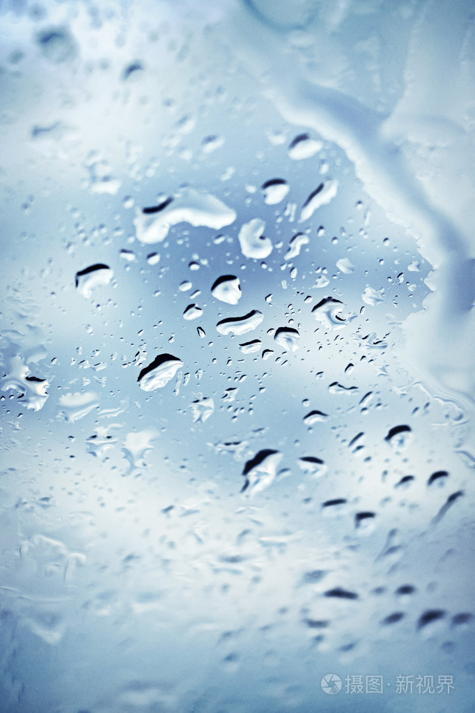雨水落在玻璃背景