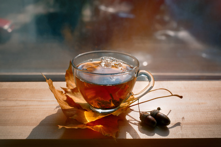 喝杯热茶窗口背景上阳光灿烂的日子照片