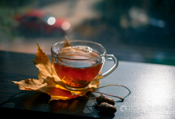 秋季静物在枫茶叶窗户旁边的木桌上阳光在一杯煮好的茶喝杯热茶窗口